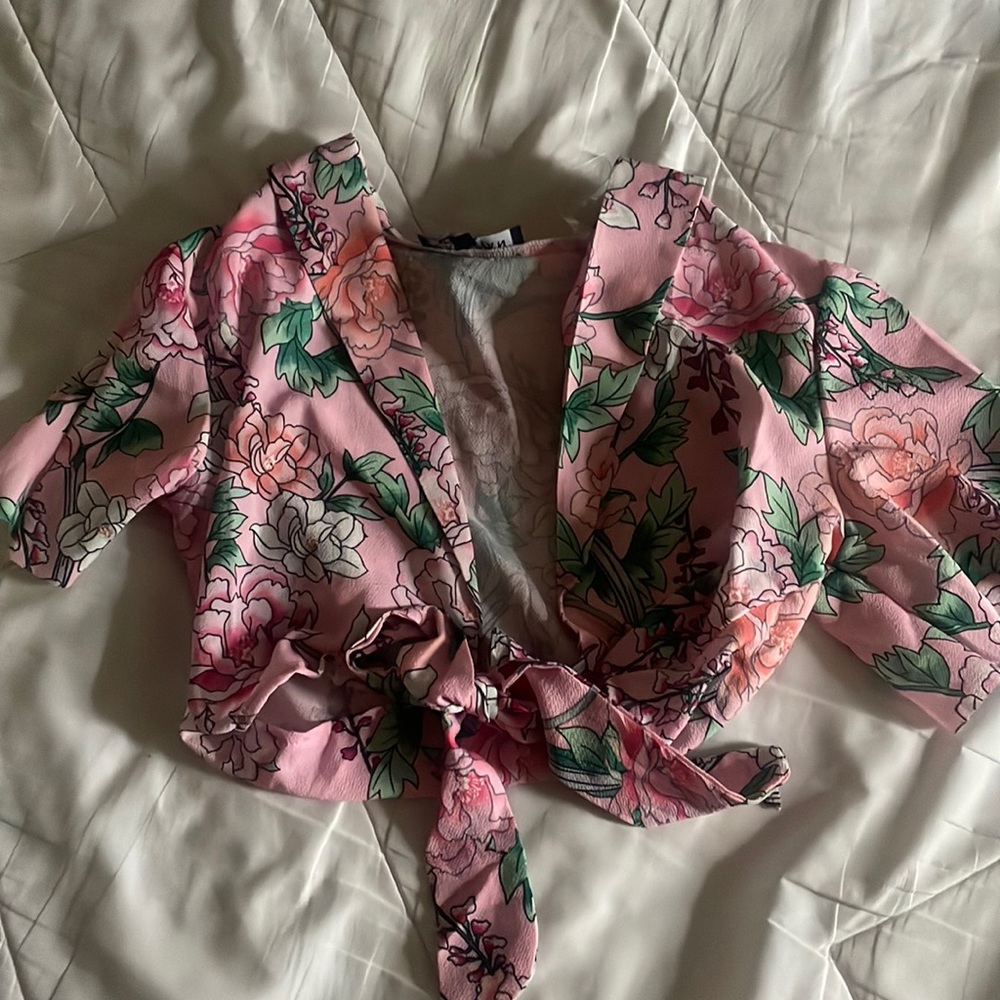 NWOT floral short sleeve vintage like front tie top with marching shorts